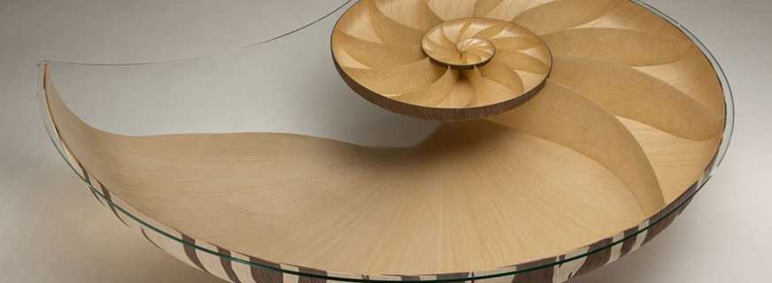 Необычный стол из дерева