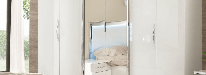 Обзор распашных шкафов для спальни, как выбрать