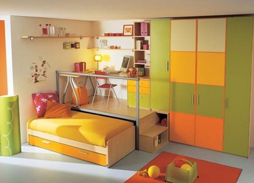 Детский уголок с кроватью и столом и шкафом в однокомнатной квартире