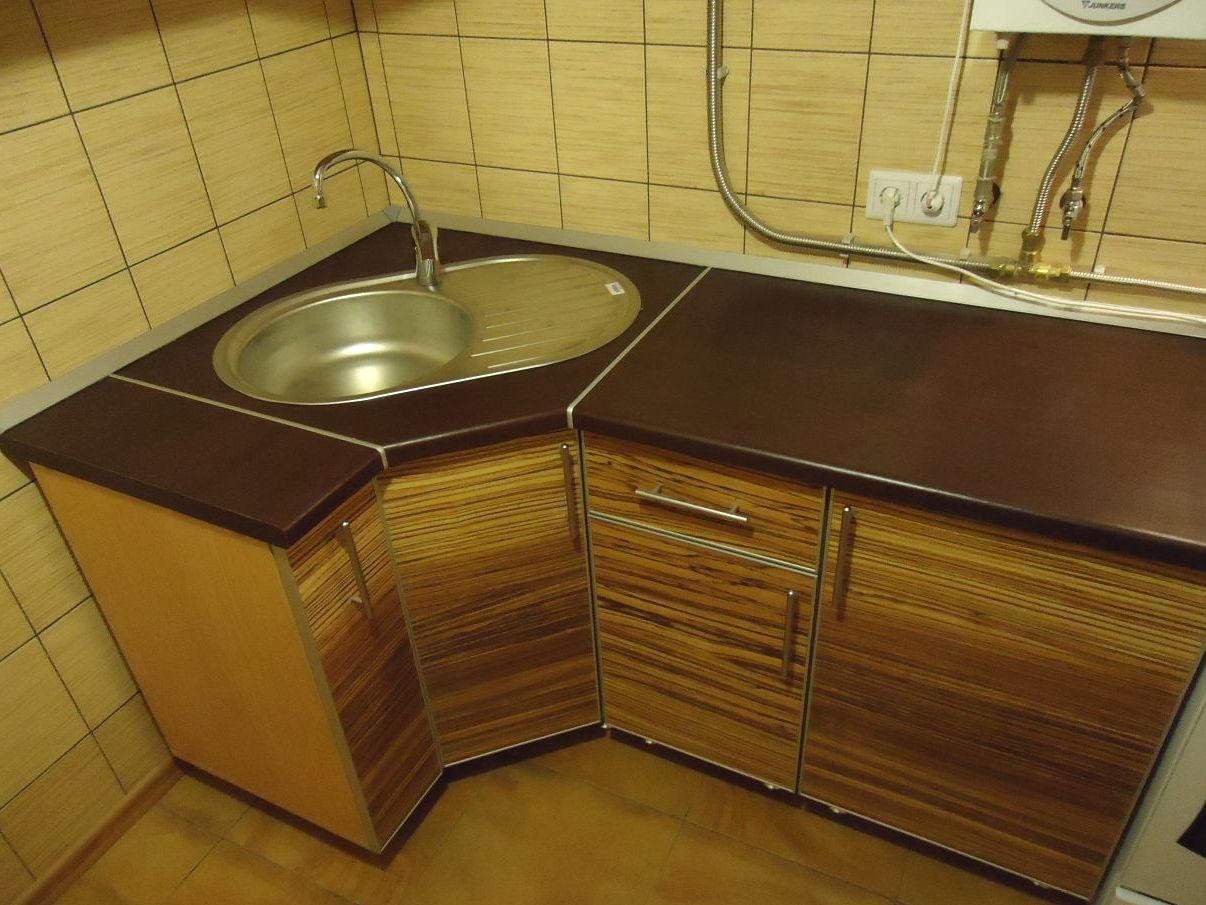 Как удобно расположить угловую мойку на кухне?