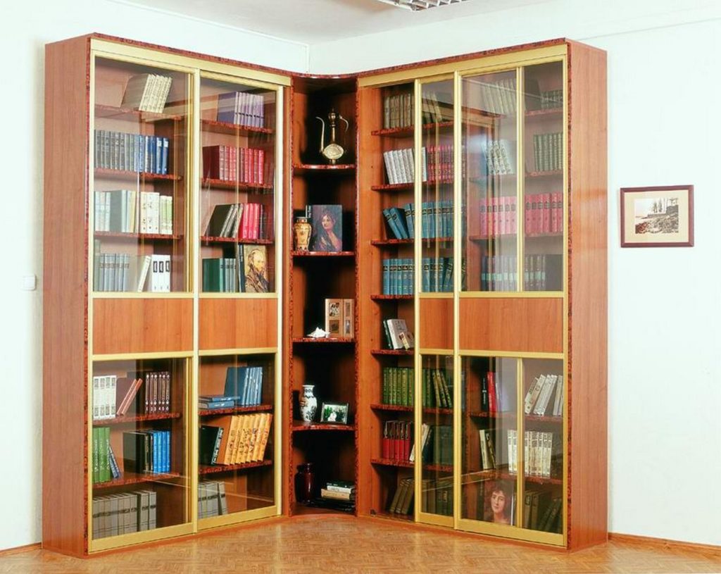 Угловой книжный шкаф предназначен для компактного хранения л.