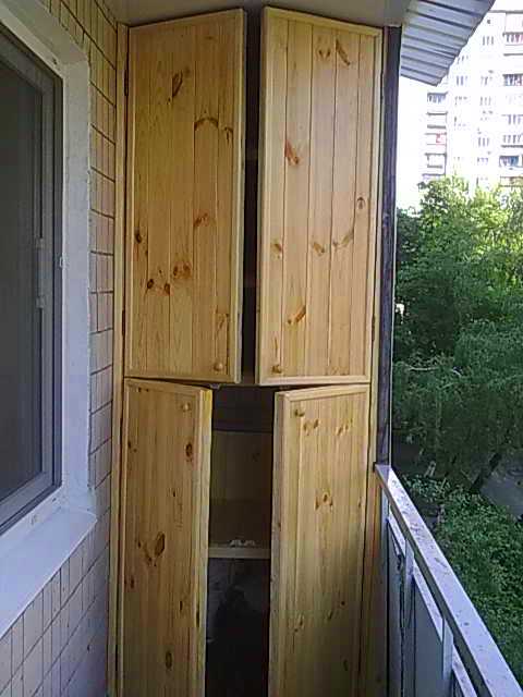 Деревянный шкаф с дверцами