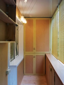 Пластиковые шкафы на балкон какими бывают, а также их плюсы .