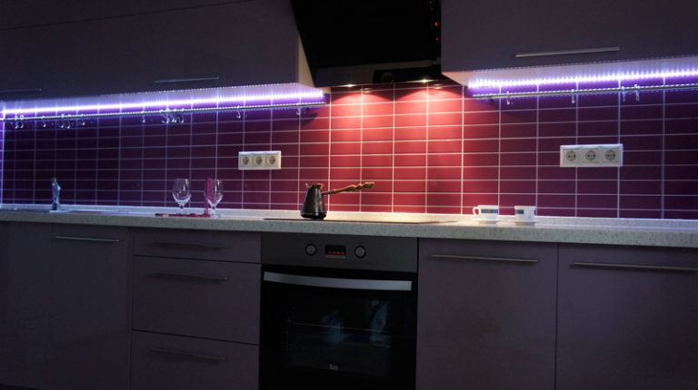 Светодиодная подсветка угловой кухни