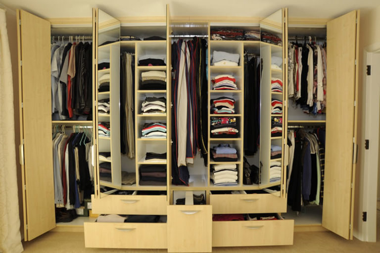 Раздвижные шкафы для одежды в комнату