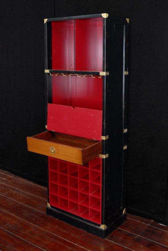 Черно-красный шкаф