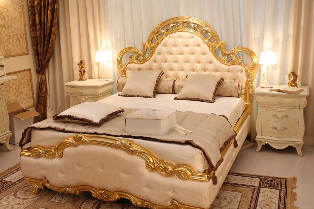 Кровать с золотыми орнаментами