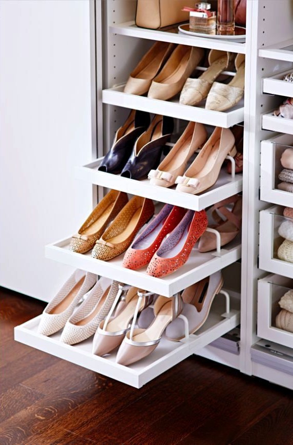 Обувь можно удобно расположить и в глубоком стенном шкафу с выдвижными полками