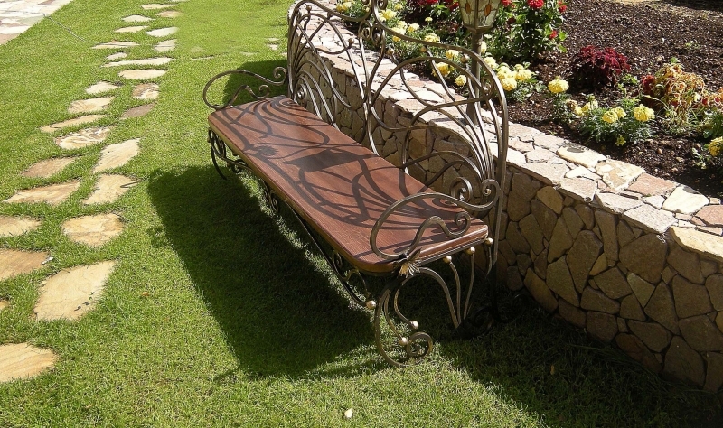 Кованая садовая мебель - скамейка для дачи