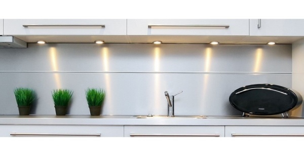 Мебельные светильники (48 фото): встраиваемые и накладные светодиодные модели в кухонные шкафы и другую мебель