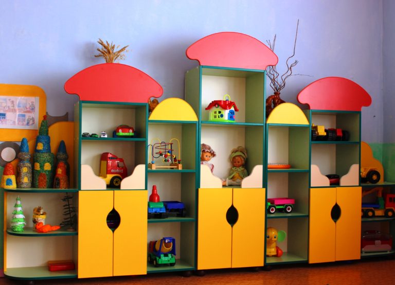 Шкаф трехсекционный для детского сада