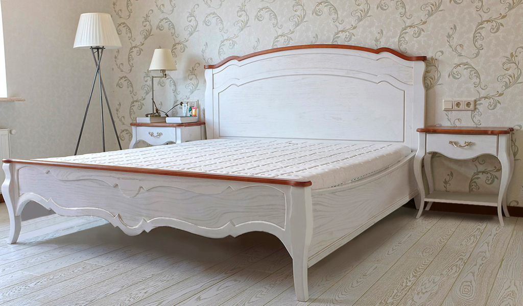 Кровать белого цвета из дерева