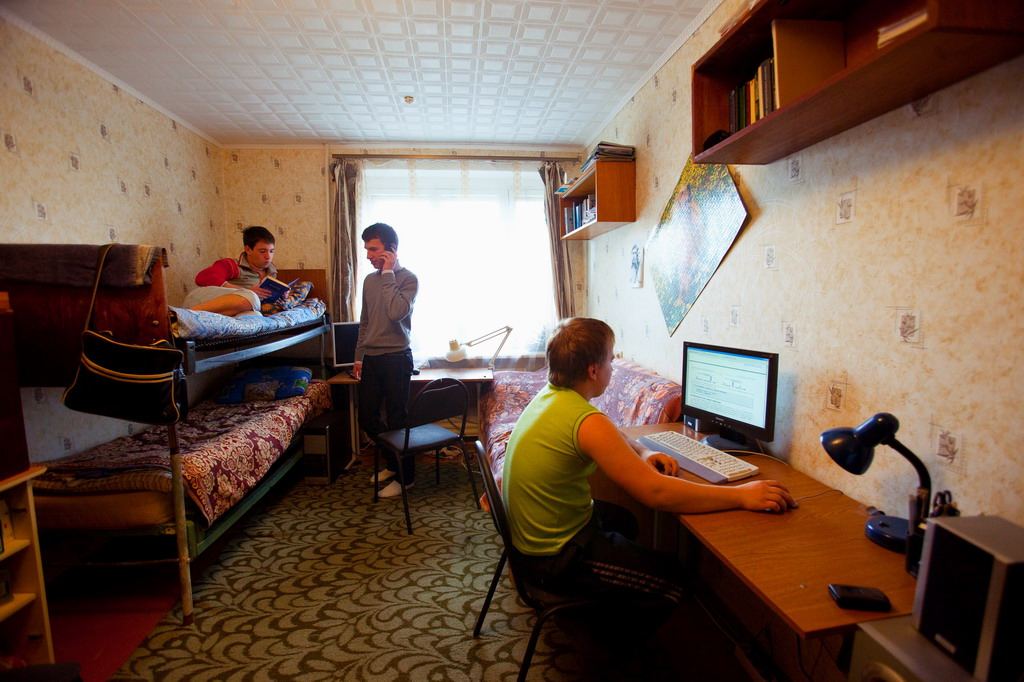 Какое должно быть общежитие. МГИМО общежитие комнаты. Студенты в общежитии. Комната в студенческом общежитии. Фото комнаты в общежитии.