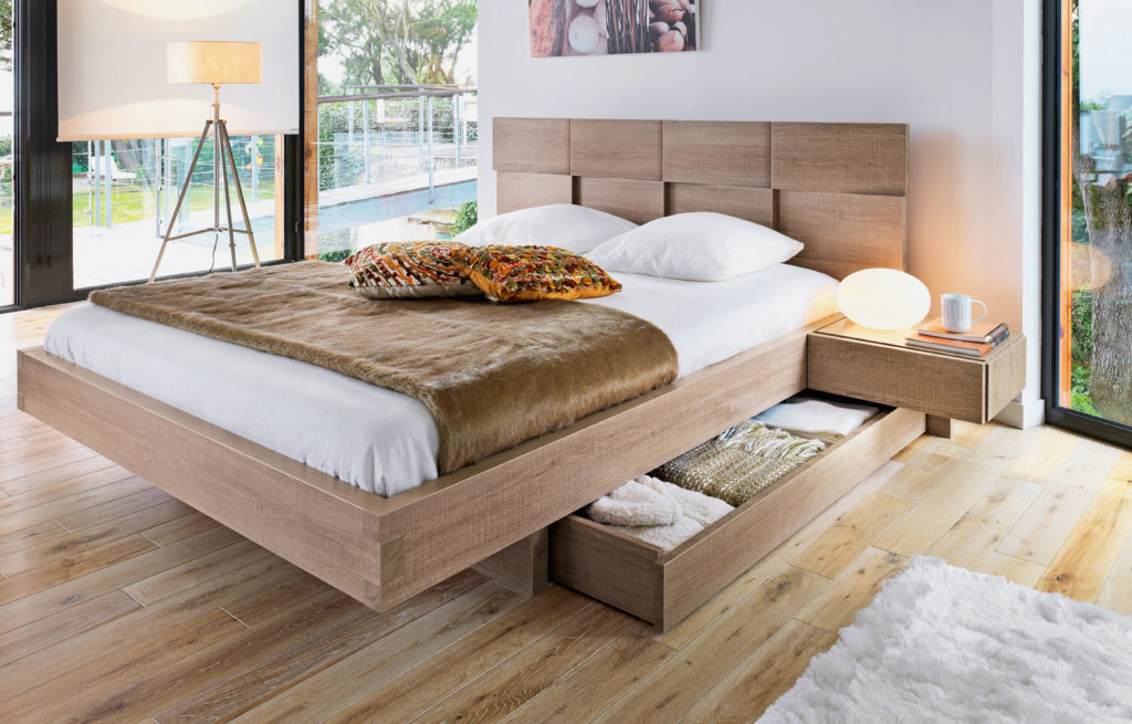 Большая деревянная двуспальная кровать с выдвижными ящиками для хранения белья