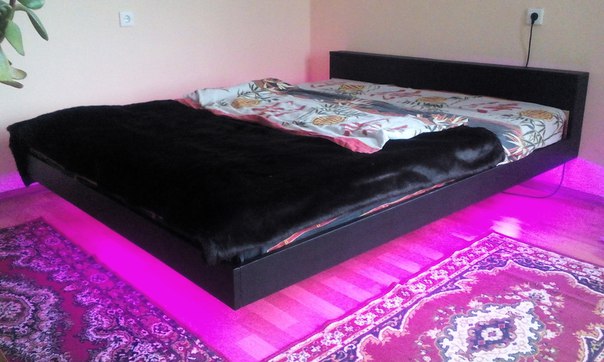 Черная мягкая кровать для дома