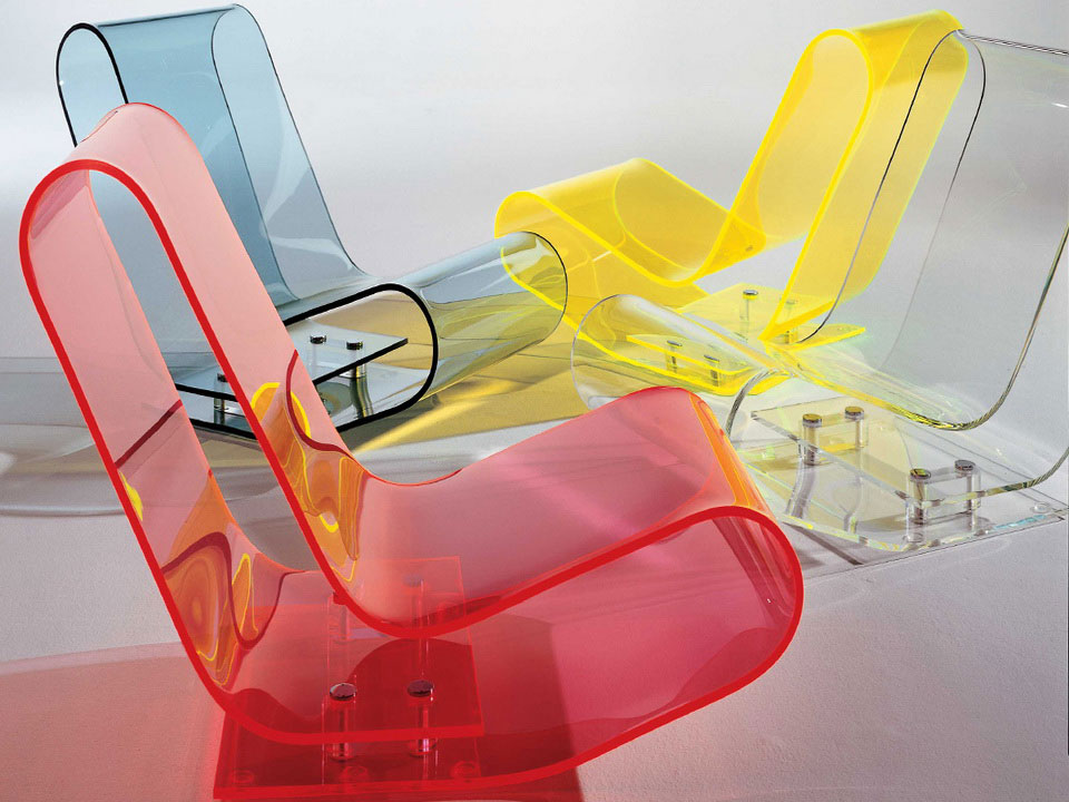 Дизайнерские кресла из цветного прозрачного пластика