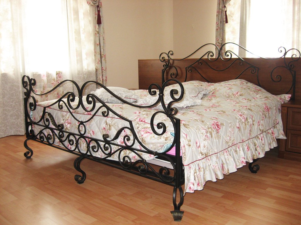 Спальня С Кованной Кроватью Фото