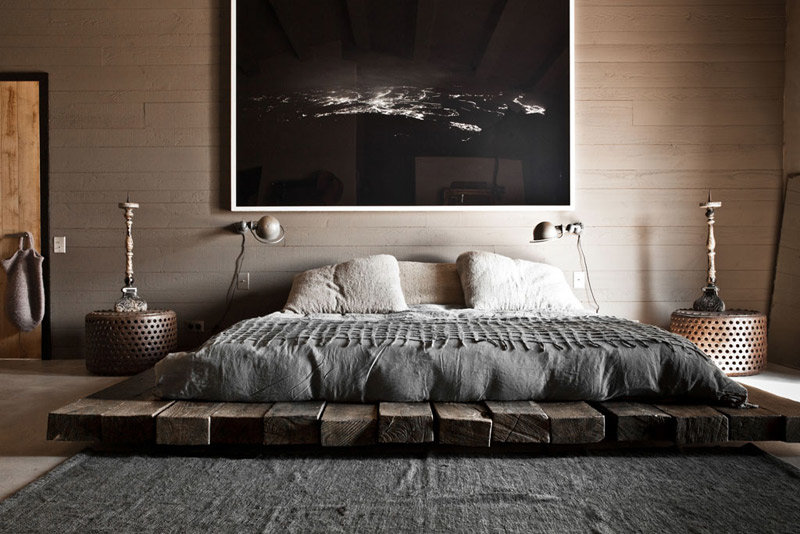 Красивая кровать на основе деревянных брусьев