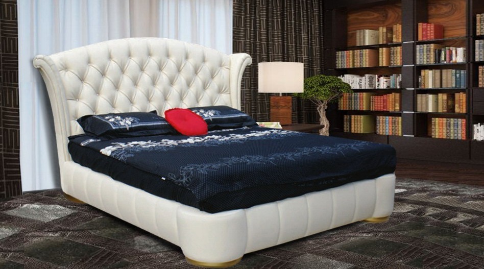 Белая кровать с мягкими покрытями