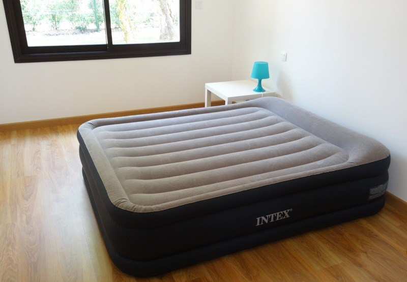 Двуспальная надувная кровать Intex 64136