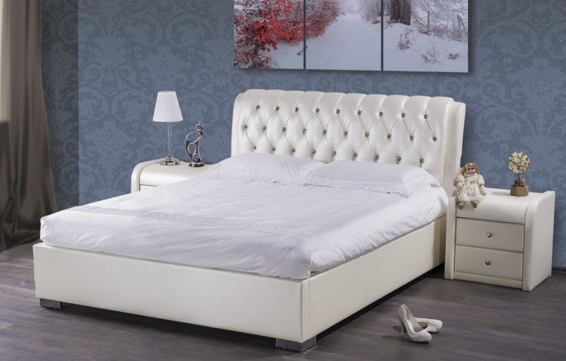 Кровать белого цвета