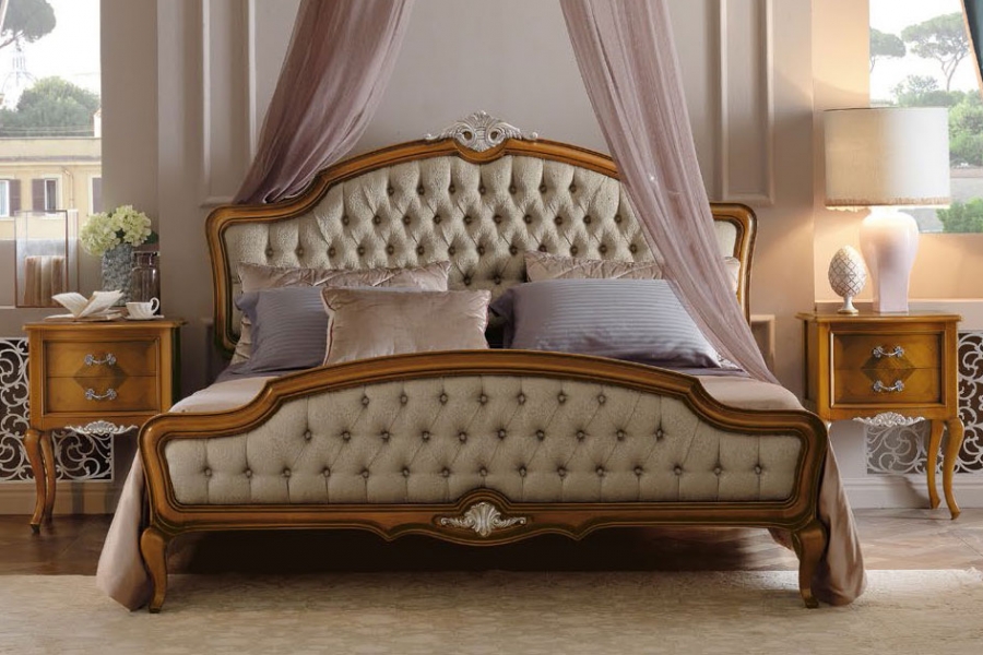 Кровать в итальянском стиле из массива дерева