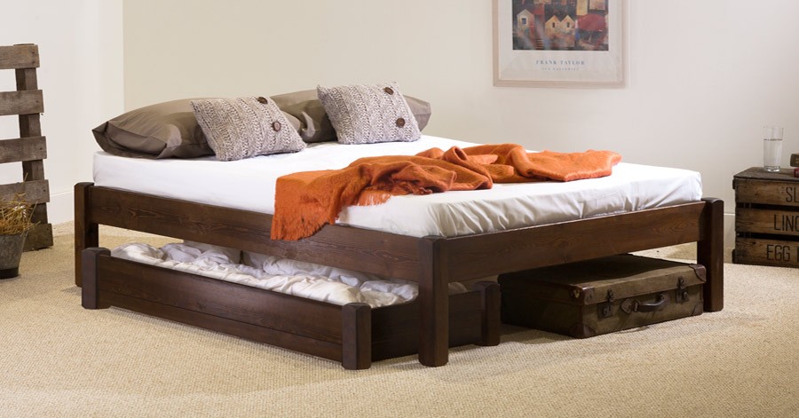Стильная деревянная кровать