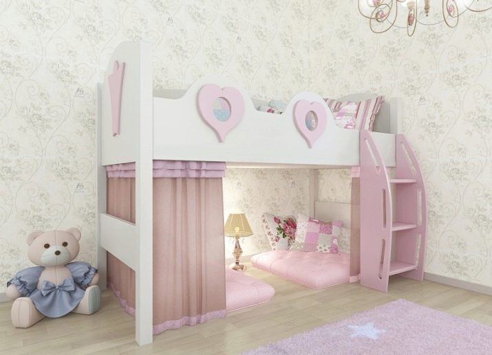 Большая удобная кровать розового цвета