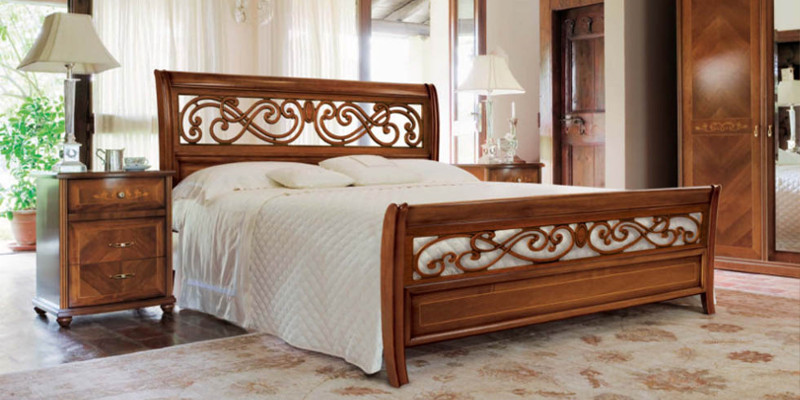 Элитная итальянская кровать из массива дерева