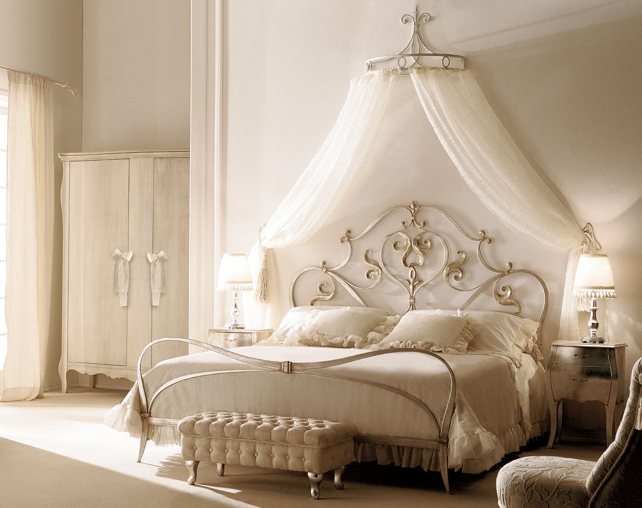 Шикарная кровать с балдахином в романтическом стиле