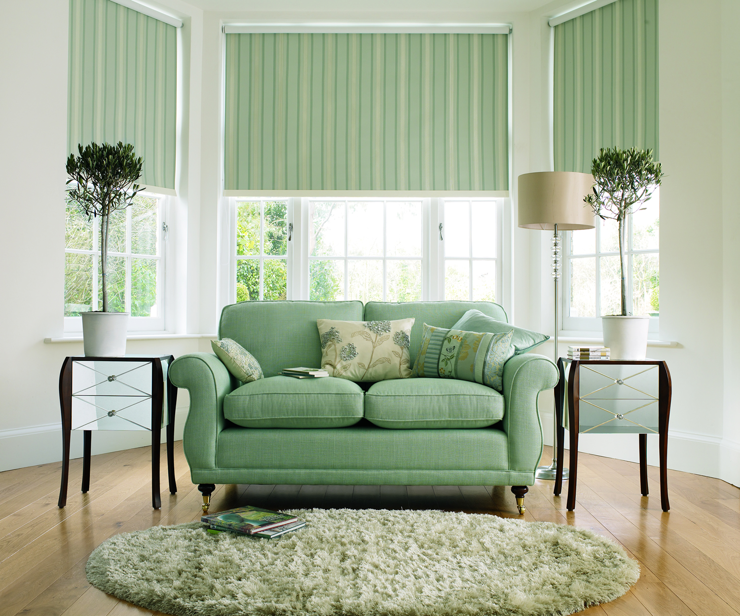 Бледно-зеленый диван