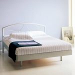 Двуспальная кровать на металлическом каркасе