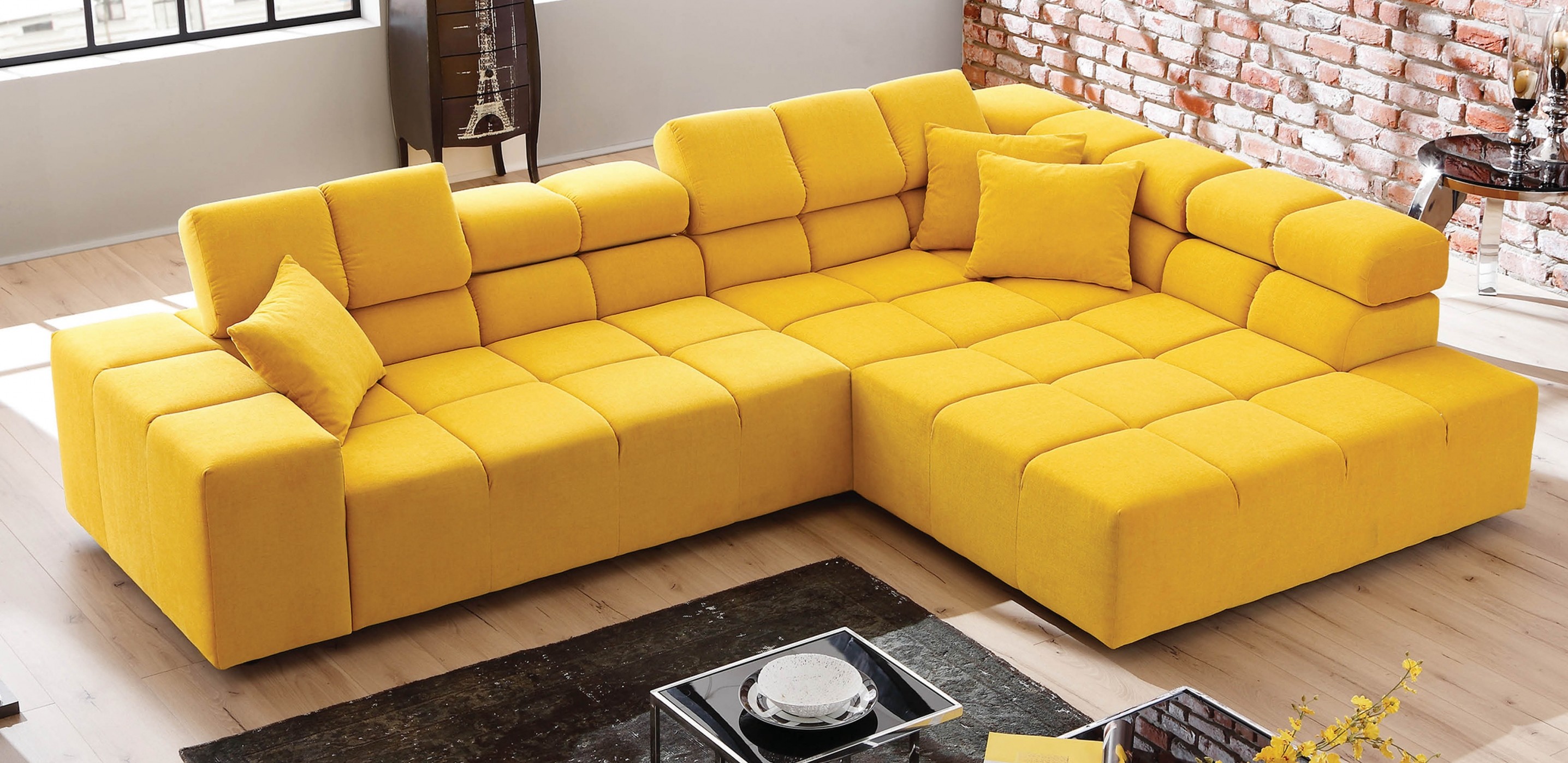 Желтый кожаный диван