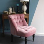 Розовое велюровое кресло