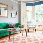 Зеленый диван в гостиной скандинавского стиля