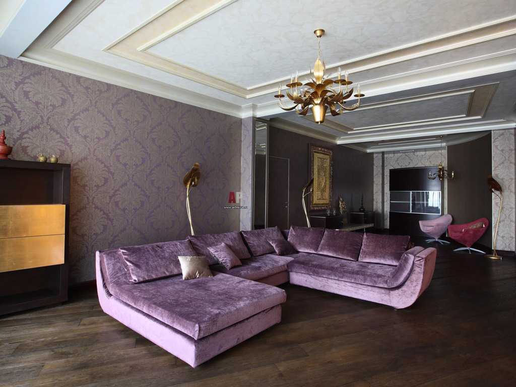 Фиолетовый диван, преимущества, удачные цветовые сочетания мебели