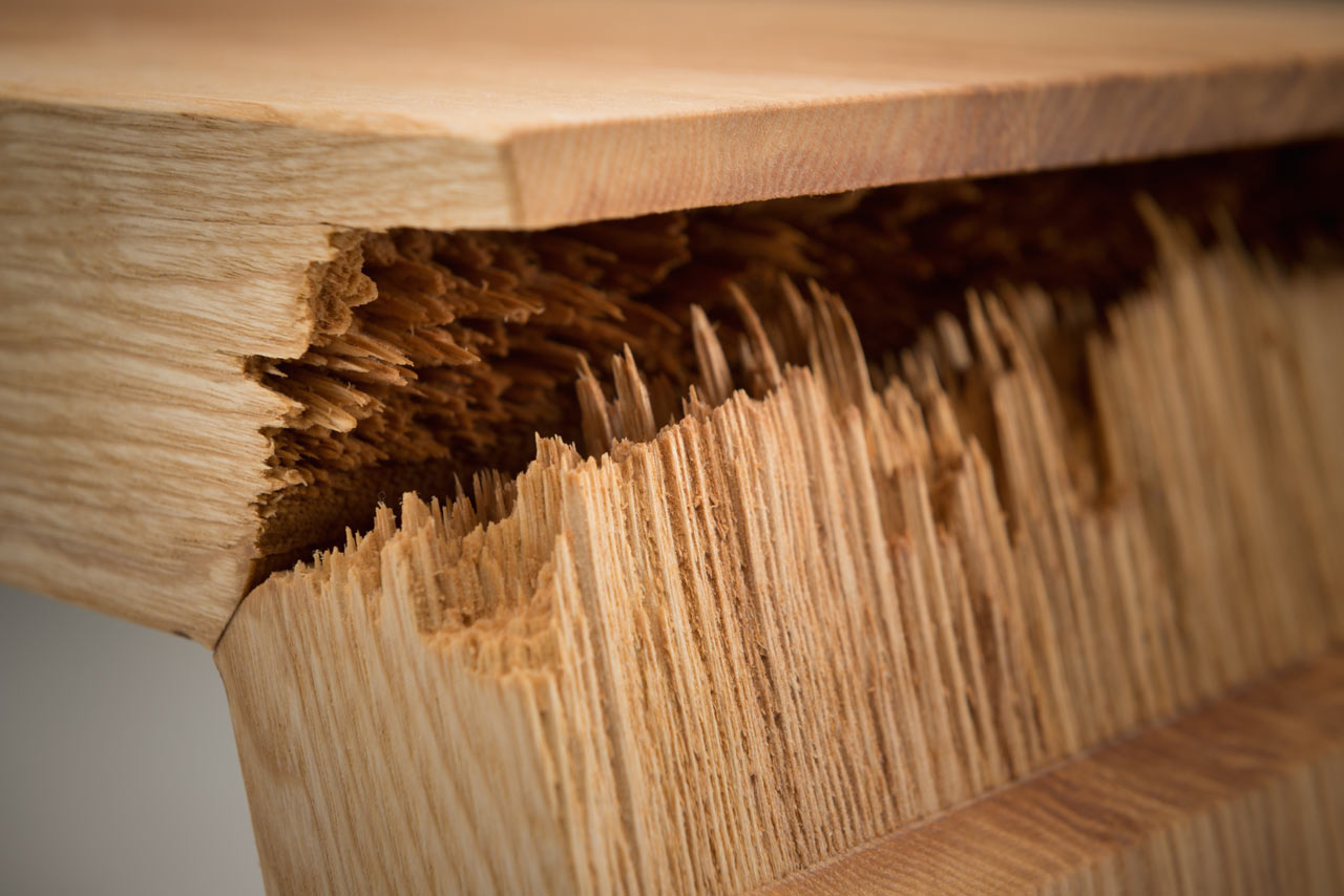 Трещина в доске. Скол древесины. Сколы на деревянной мебели. Кусок дерева. Некачественная мебель.