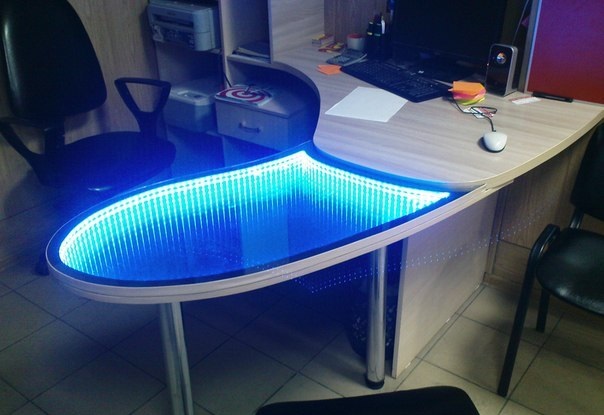 Зеркальный стол с подсветкой