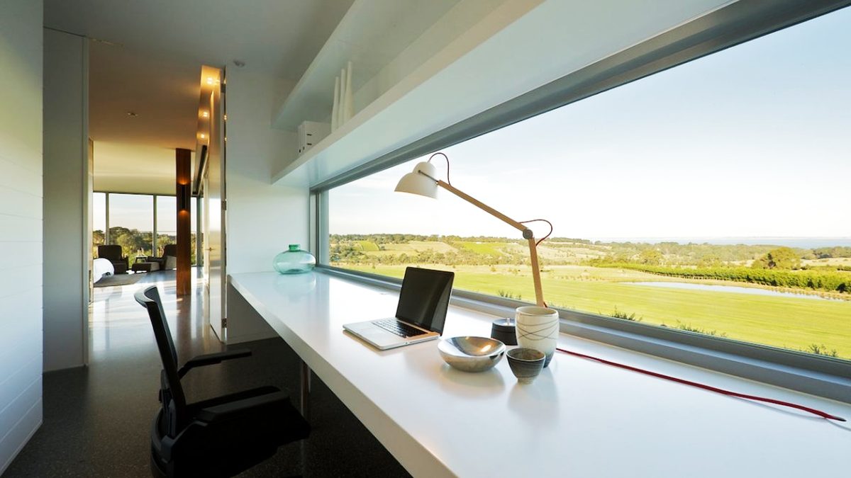Письменный стол (62 фото): дизайнерские стильные большие и узкие стеклянные рабочие изделия для дома у окна