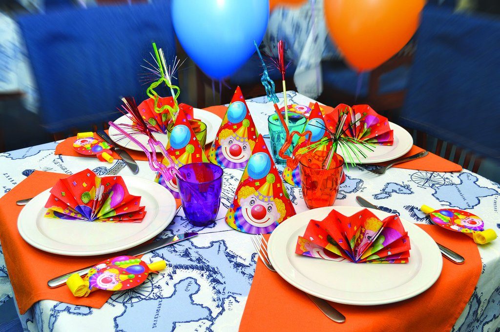 20 идей, как украсить стол на день рождения для мальчика и для девочки