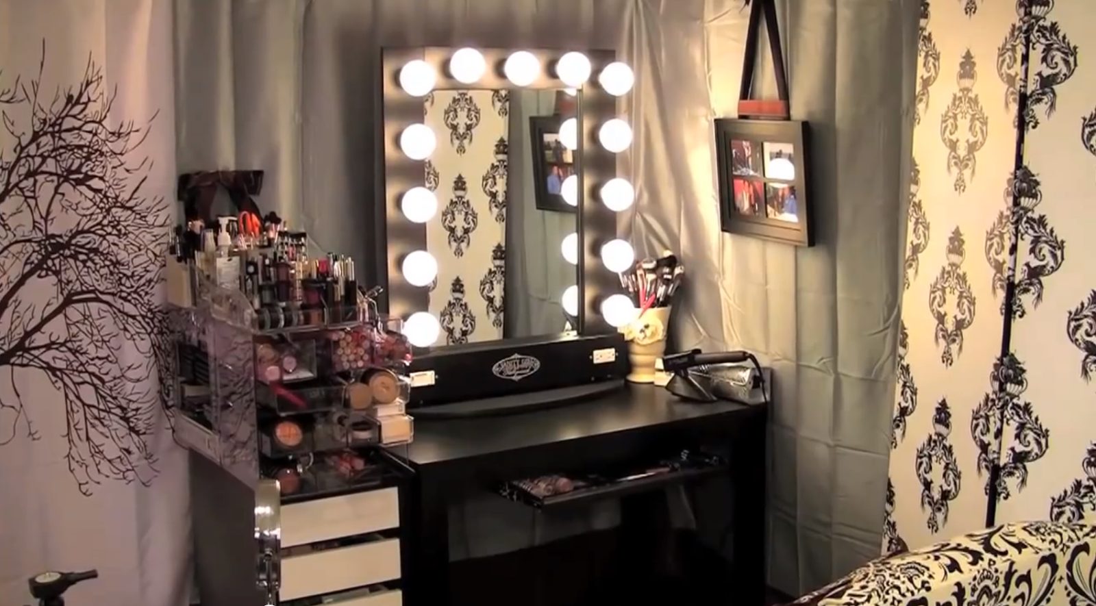 Зеркало комната мебель. Гримерный стол Makeup Mirror. Гримёрное зеркало с подсветкой для макияжа. Туалетный столик с зеркалом и подсветкой. Туалетный столик с лампочками.